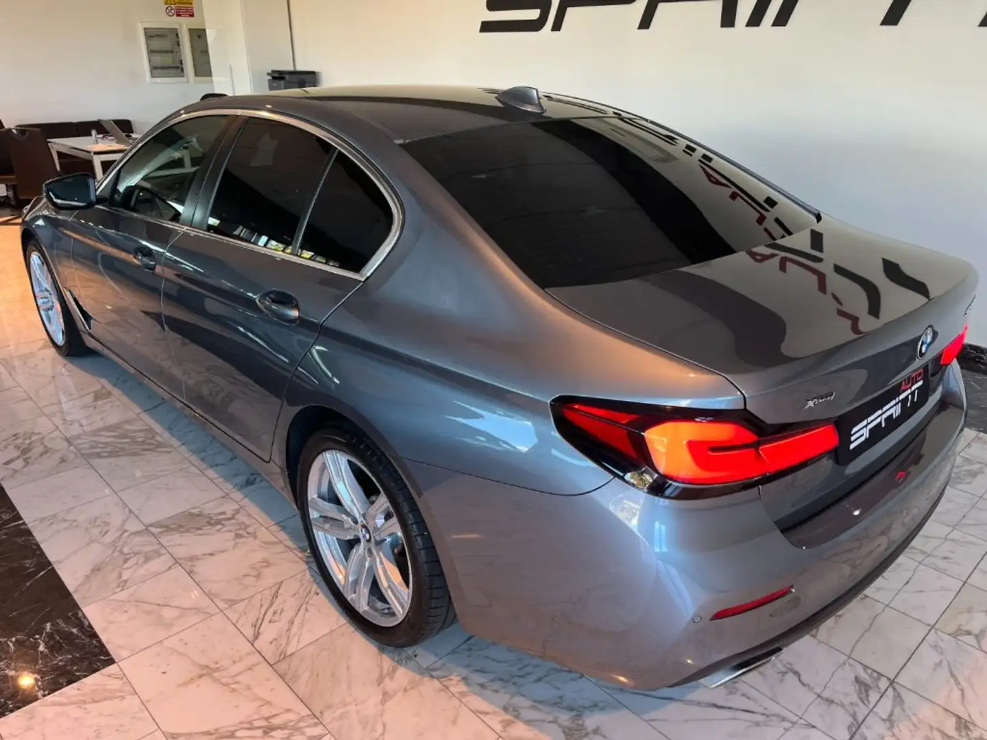 BMW 530 d Berlina 249cv xDrive Business StepTronic 48V Gris - 2