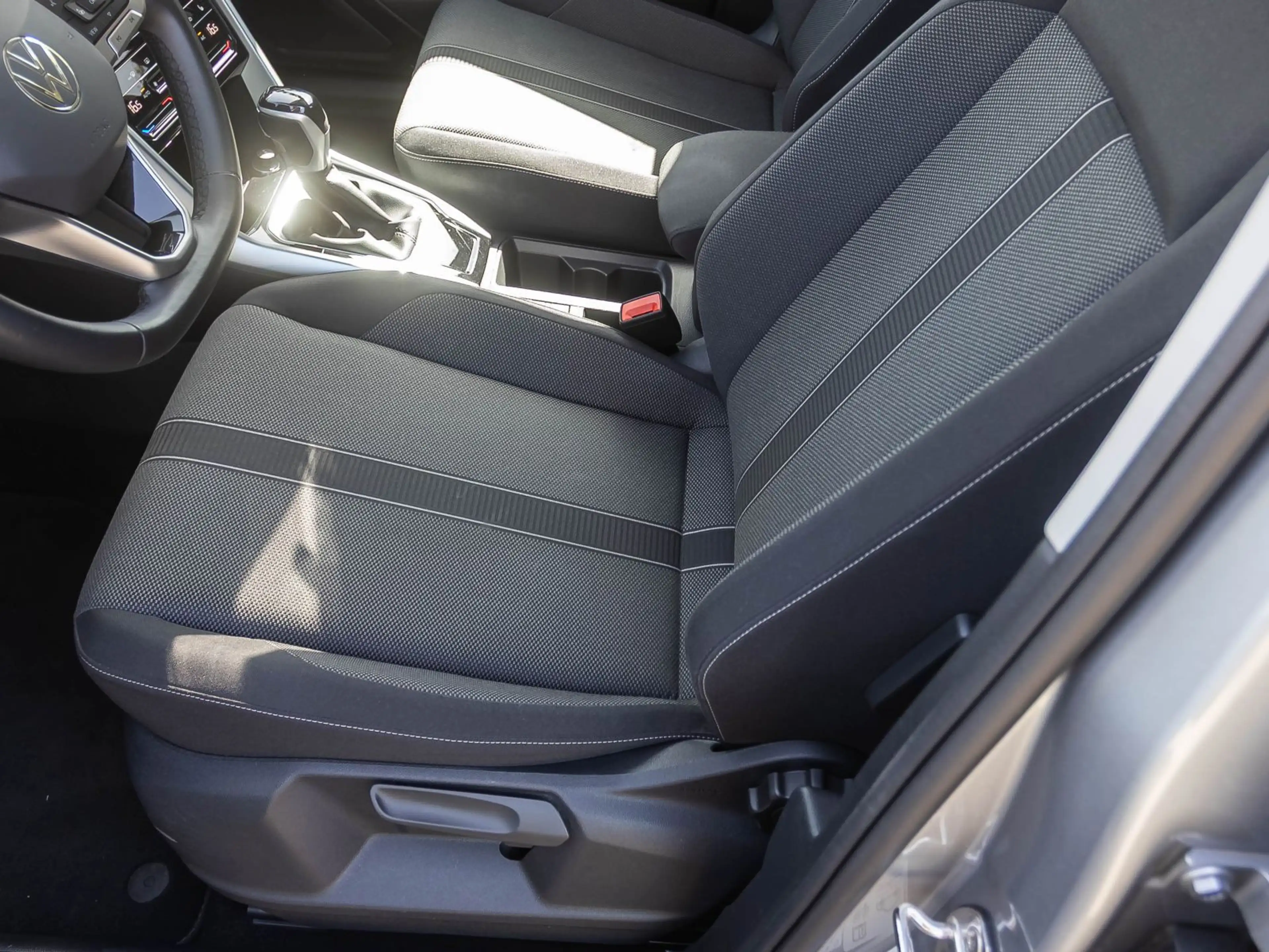 Volkswagen T-Roc 1.5 TSI DSG Life, AHK, Navi, LED, Rückfahr — photo 14