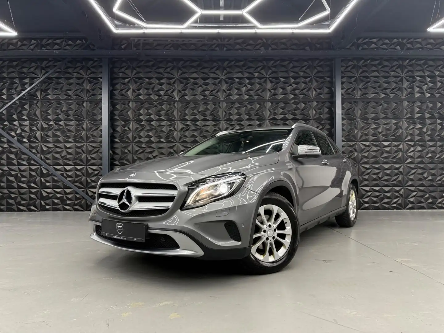 Mercedes-Benz GLA 200 URBAN/VOLL SCHECK/AHK/Bi-XEN/KAM/BREMSAS Grau - 1