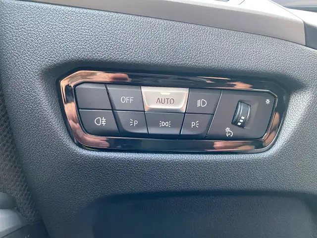 BMW 3 Series view 14