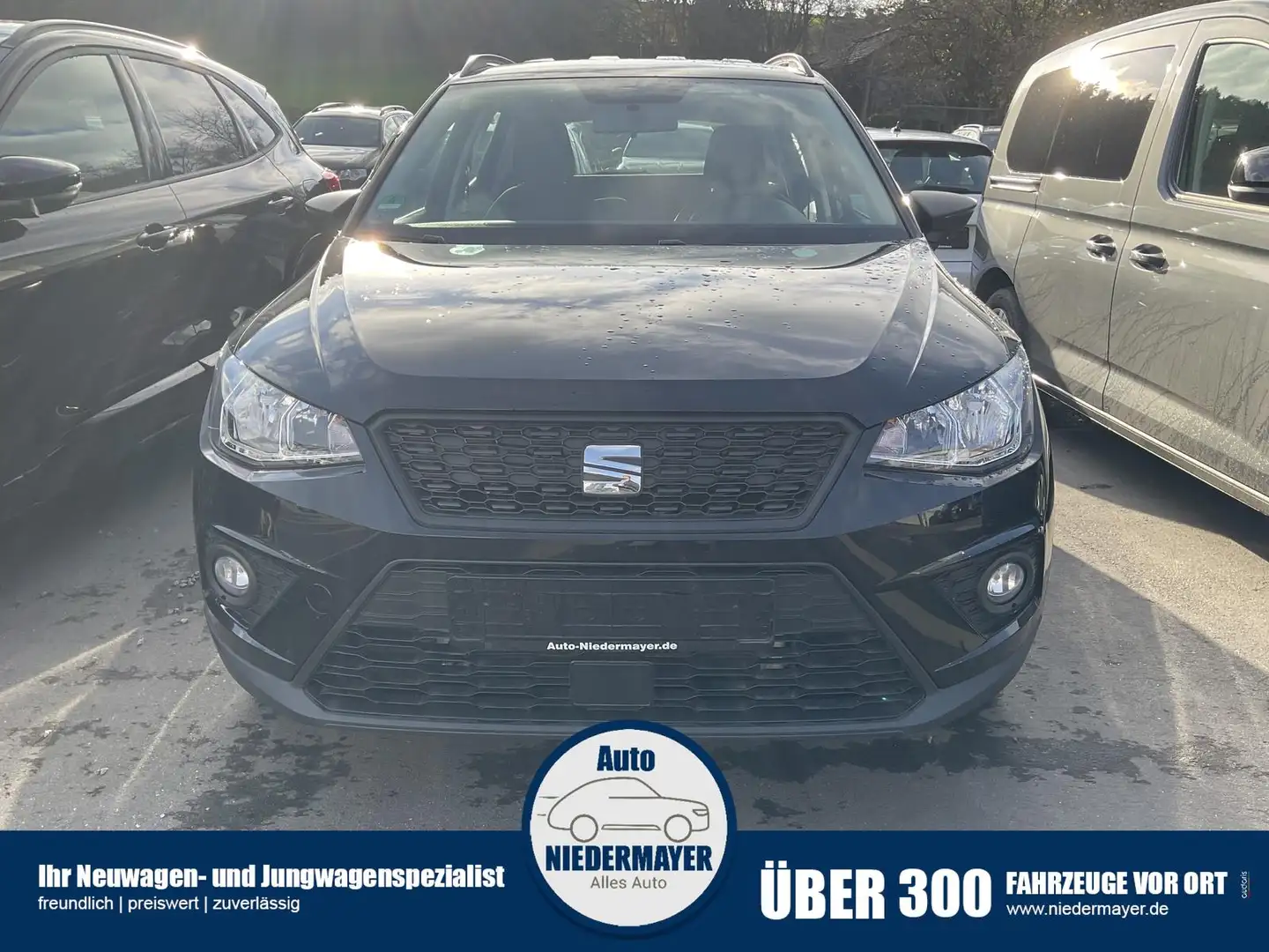 SEAT Arona 1.0 EcoTSI Reference, Winterpaket, Einparkhilfe, B Schwarz - 1