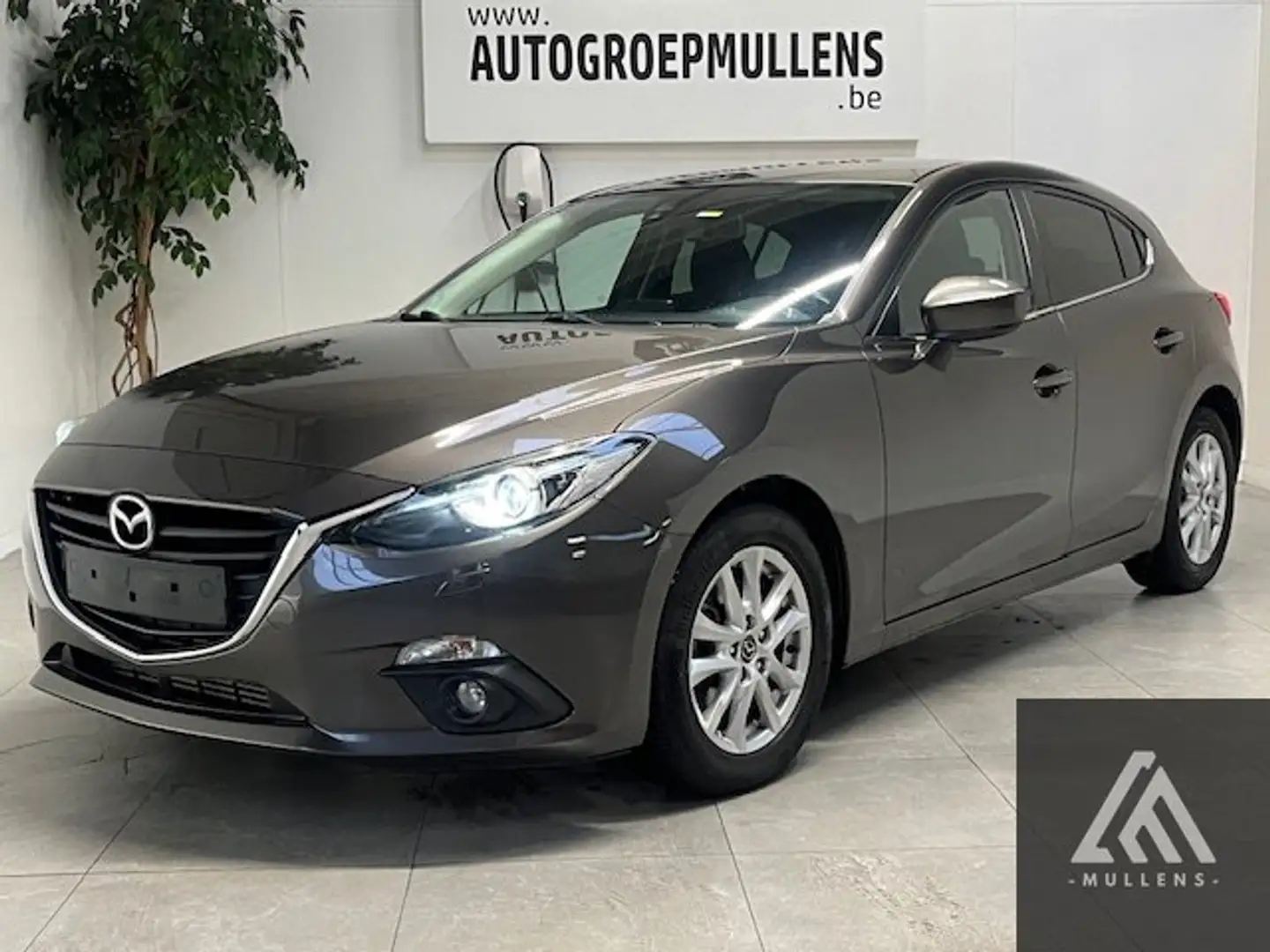 Mazda 3 SKYACTIV-D Plug Edition AUT Navi + Zetelverwarming Brun - 1