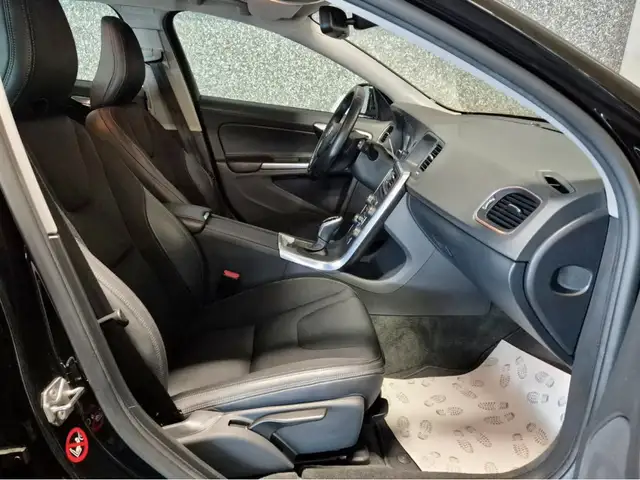 Volvo V60 Cross Country view 4