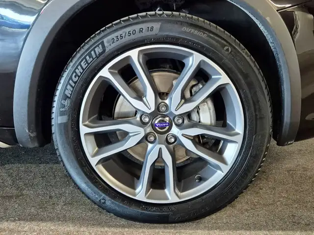 Volvo V60 Cross Country view 11