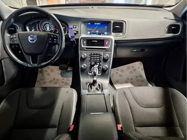 Volvo V60 Cross Country view 6