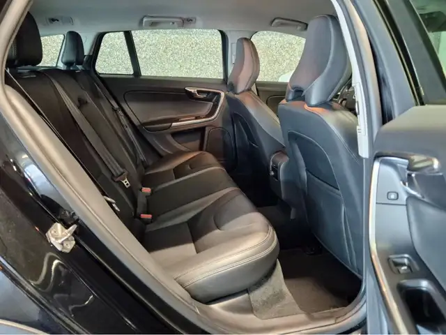 Volvo V60 Cross Country view 5