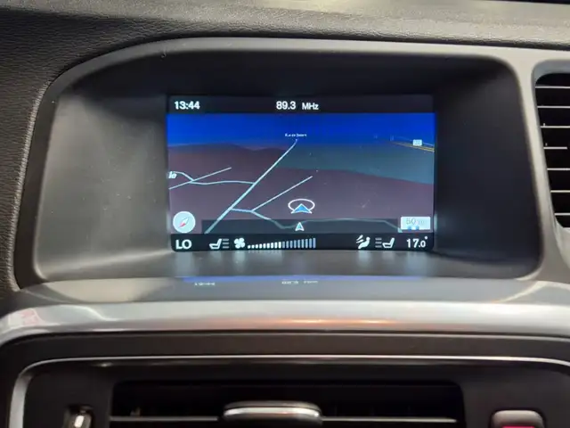 Volvo V60 Cross Country view 8