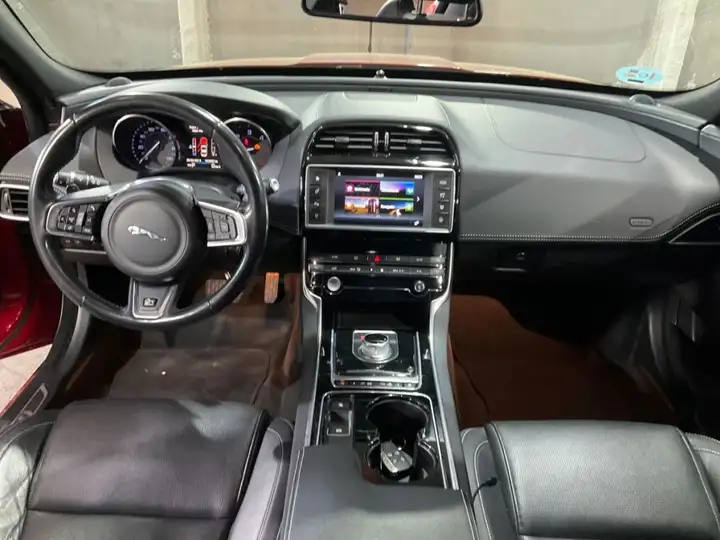 Jaguar XE 2.0 Diesel R-Sport 2016, foto 4