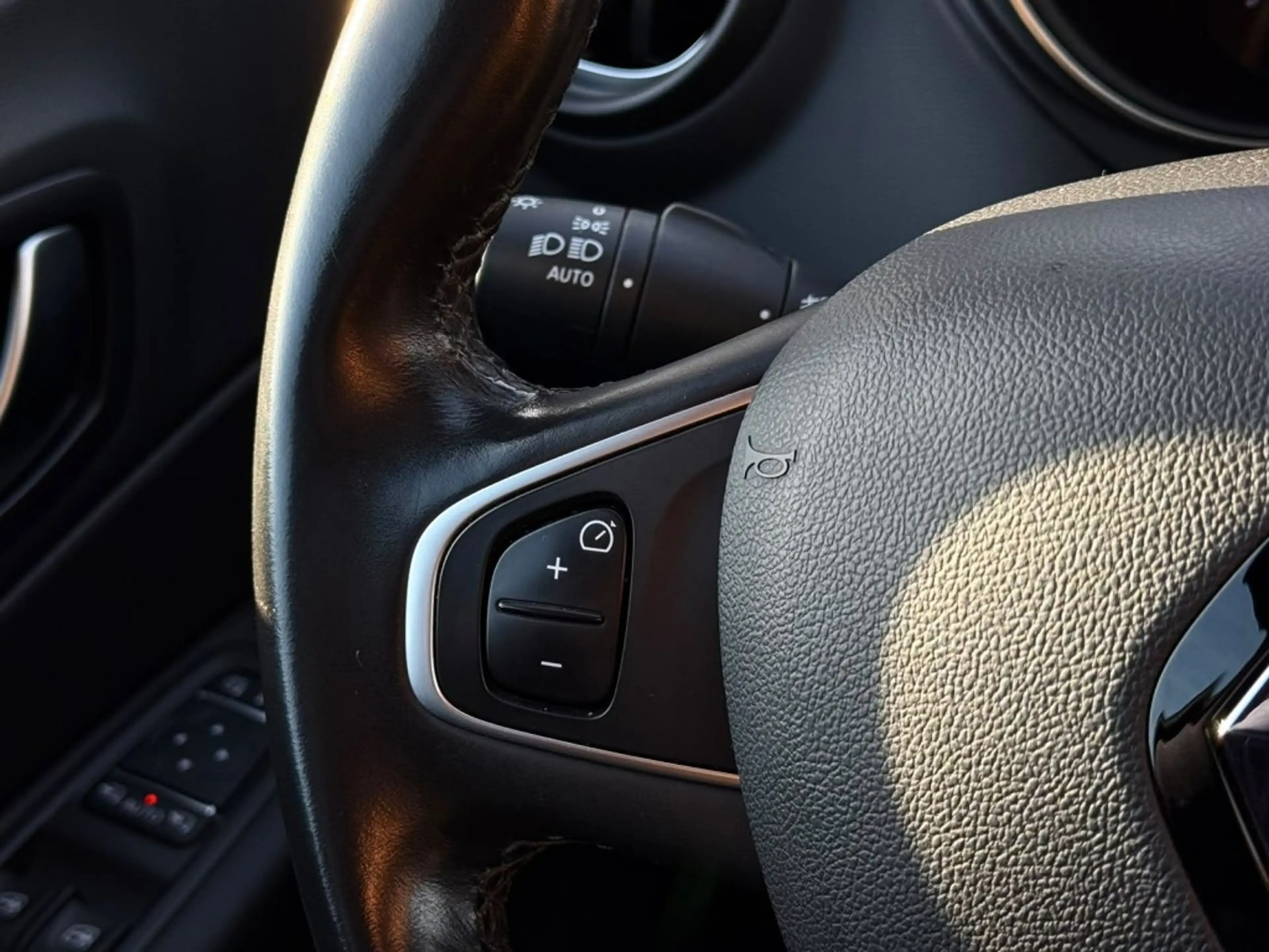 Renault Captur 1.2 TCE 120 EDC — photo 13