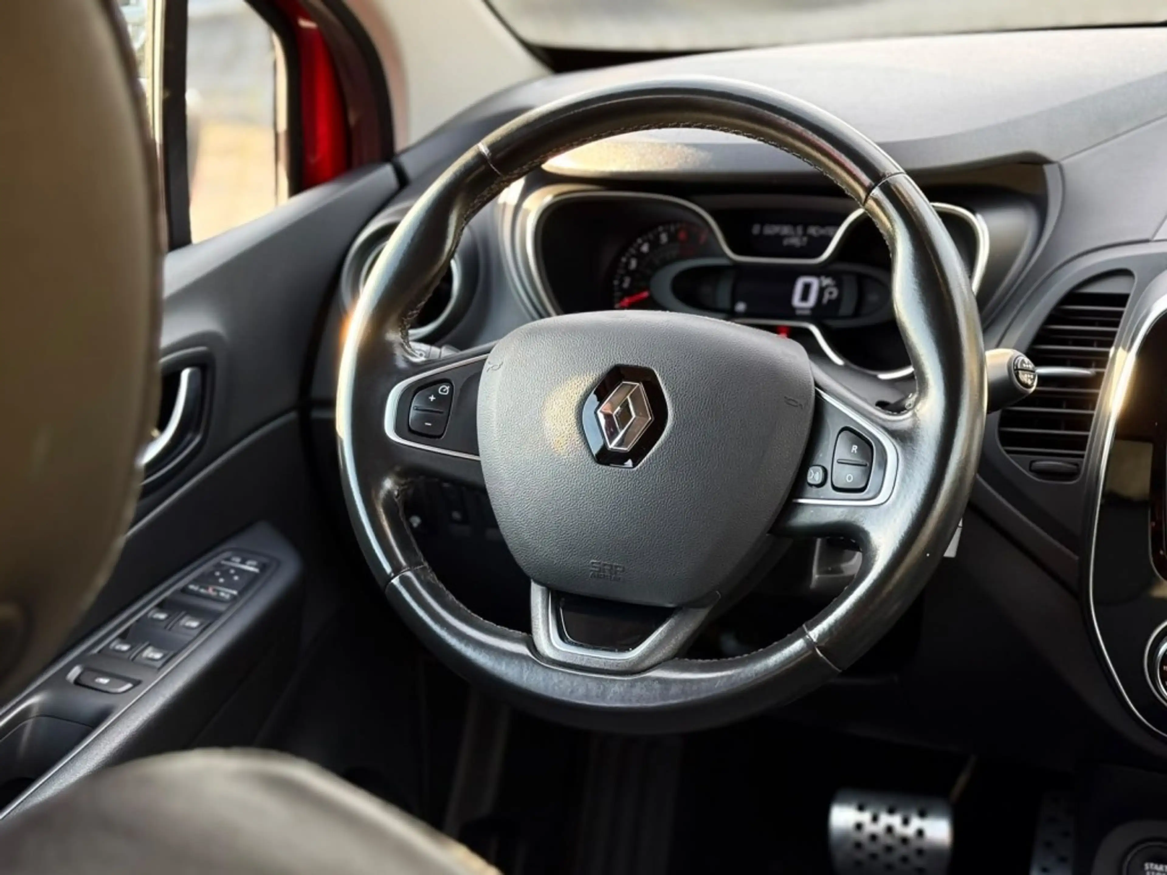 Renault Captur 1.2 TCE 120 EDC — photo 11
