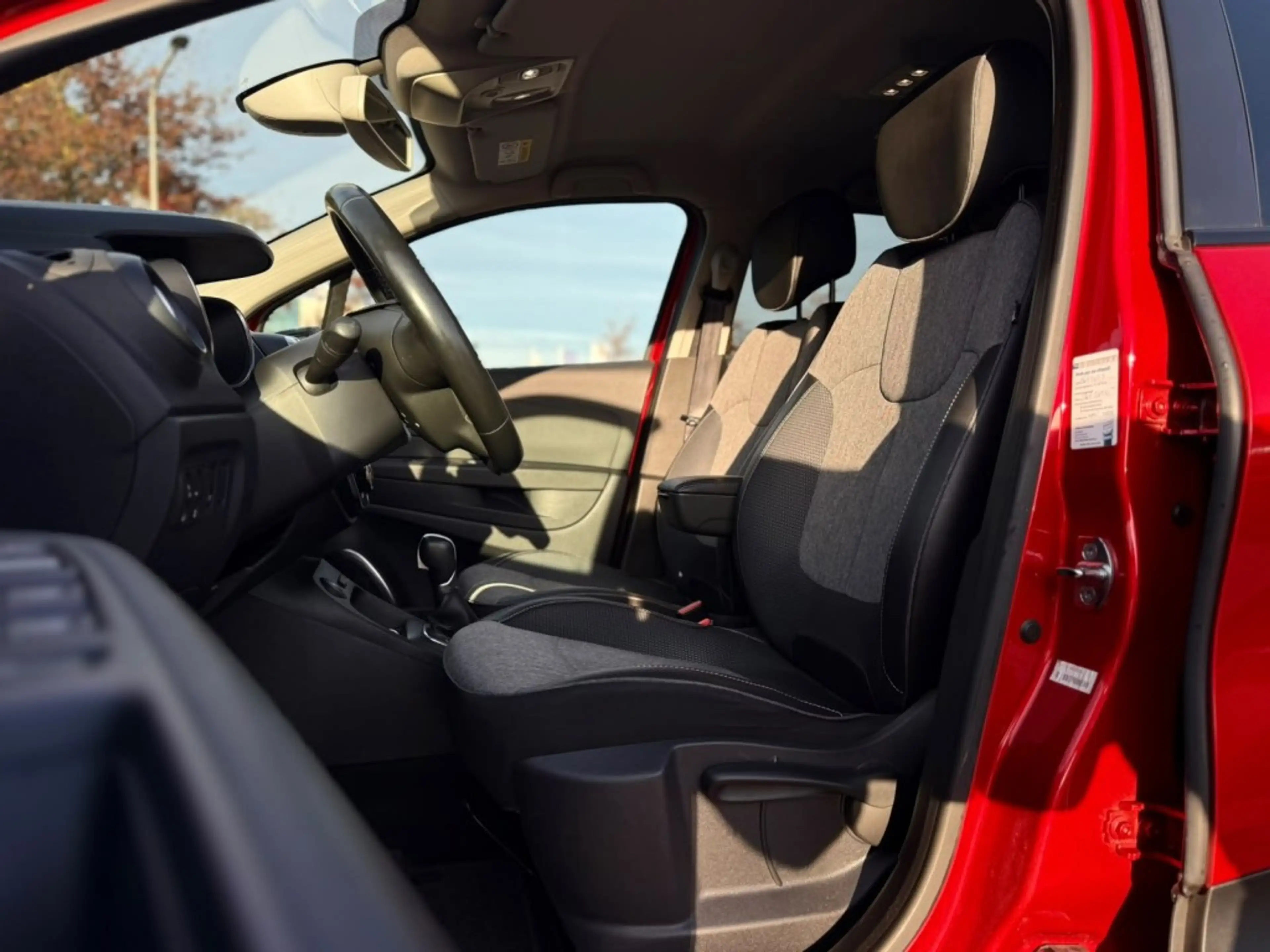 Renault Captur 1.2 TCE 120 EDC — photo 9