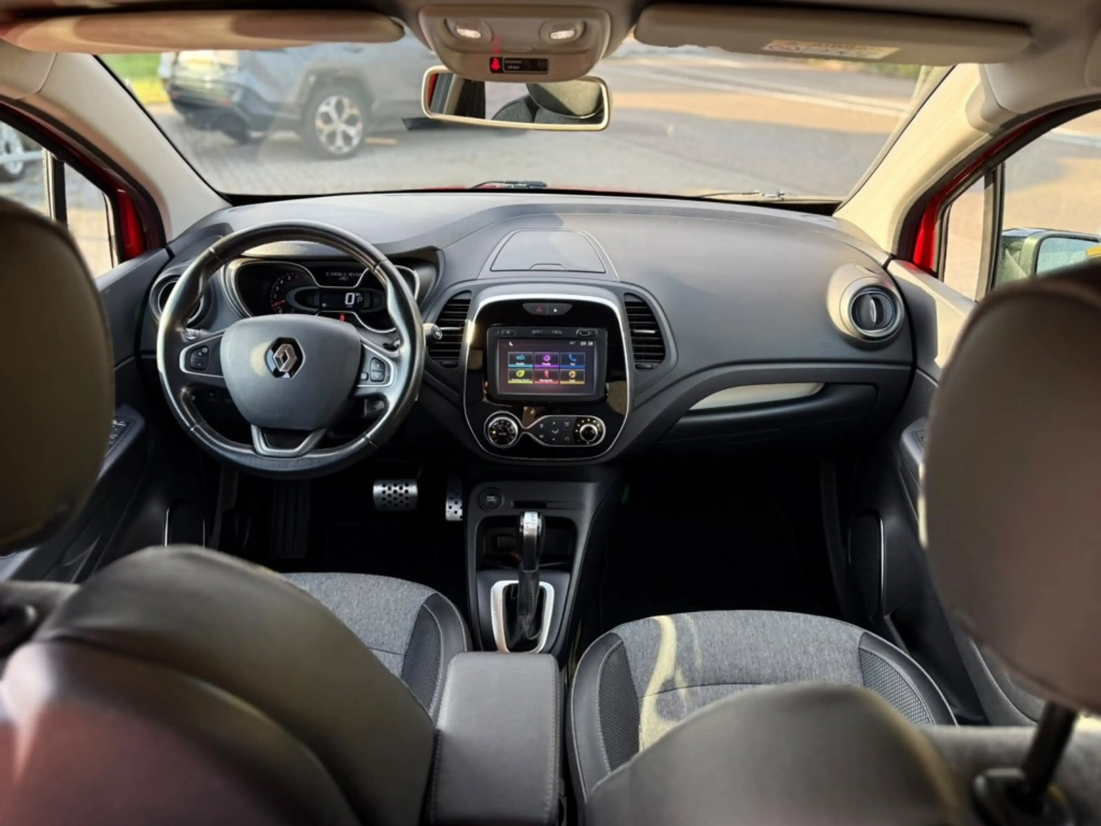 Renault Captur 1.2 TCE 120 EDC — photo 10