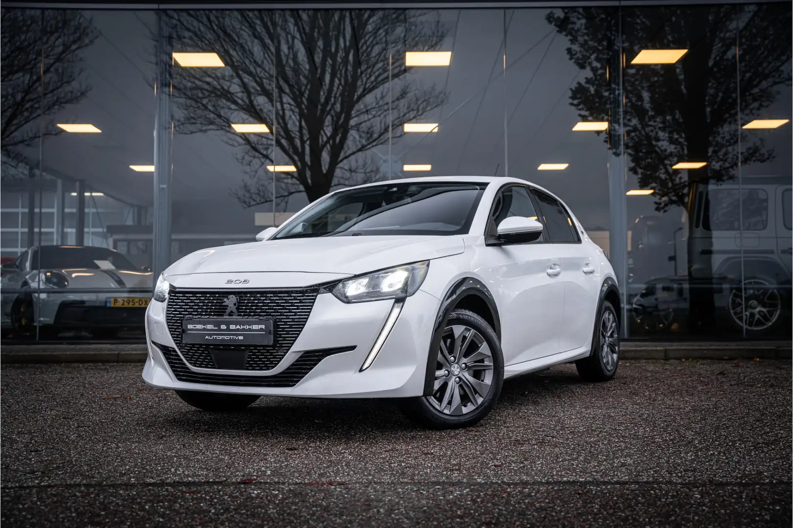 Peugeot e-208 EV Allure 50 kWh ** Camera ** Stoelverwarming ** R Wit - 1