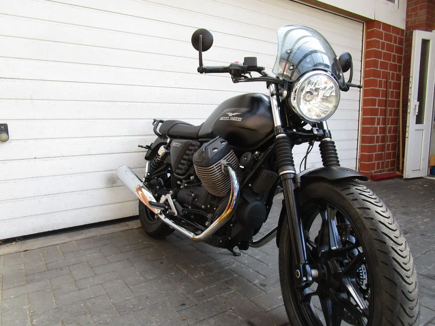 Moto Guzzi V 7 Stone     10524 km    Topzustand crna - 2