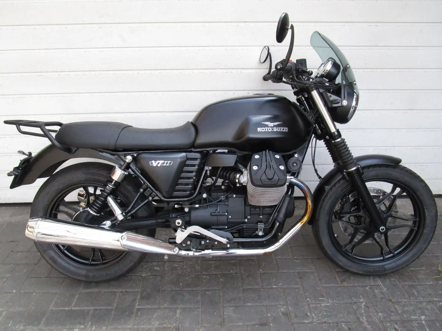 Moto Guzzi V 7 Stone     10524 km    Topzustand Siyah - 1