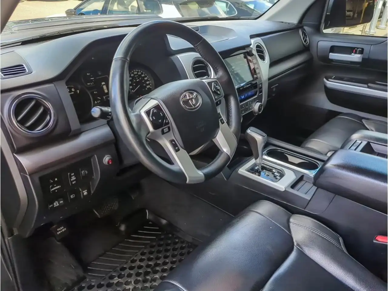 Toyota Tundra снимка Toyota Tundra