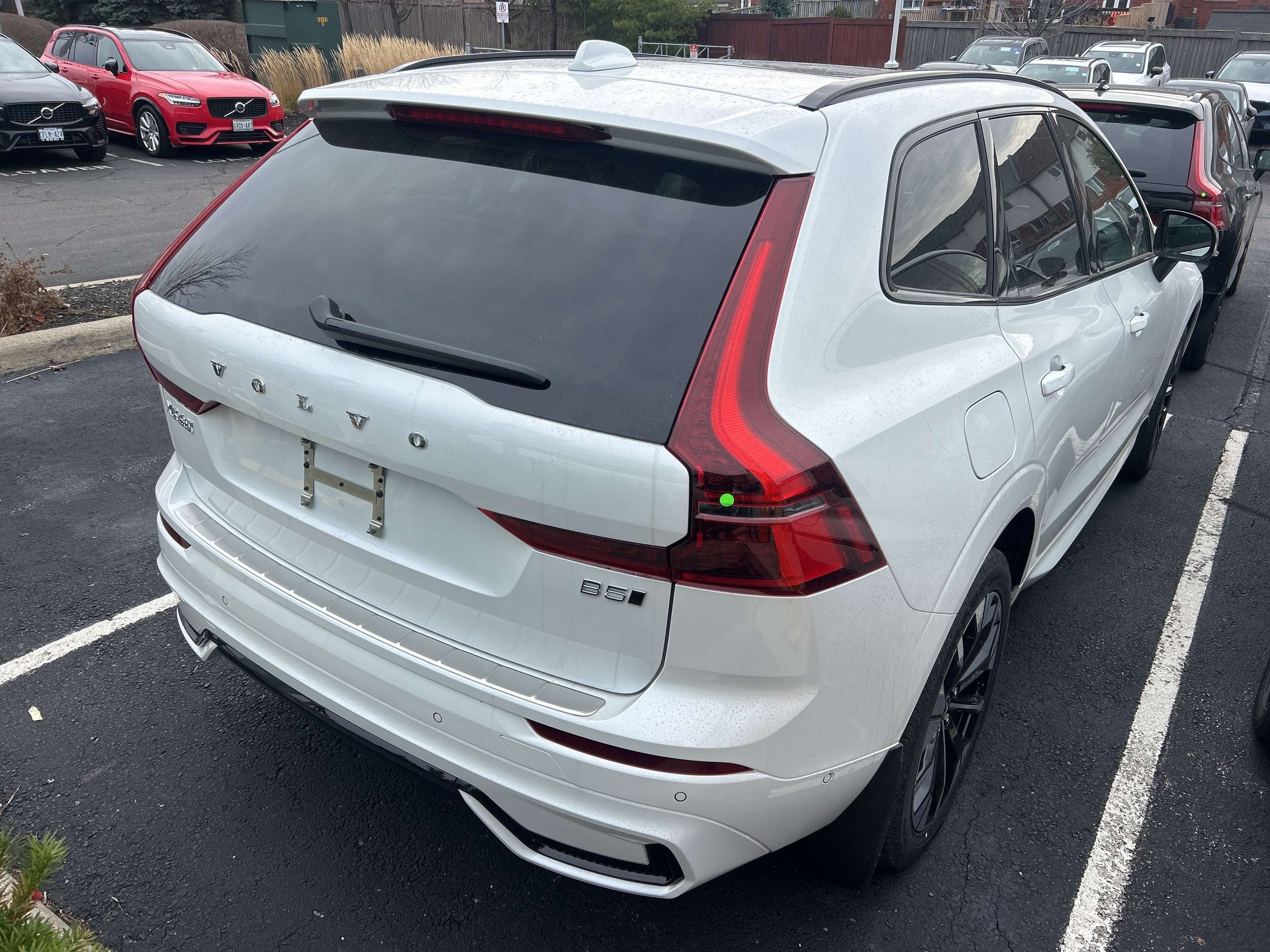 2026 Volvo XC60 B5 Plus Dark Theme alt 4
