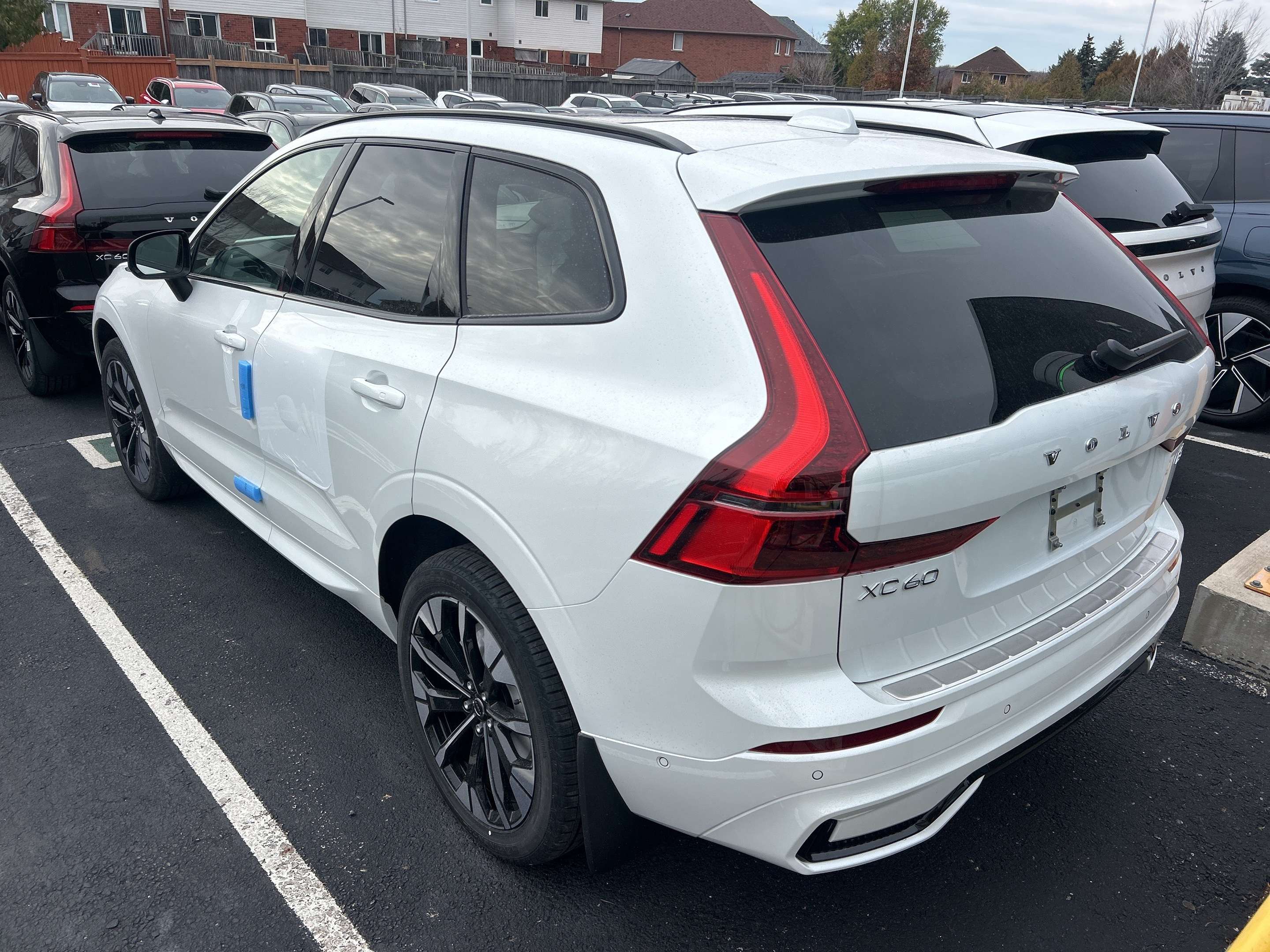 2026 Volvo XC60 B5 Plus Dark Theme alt 3