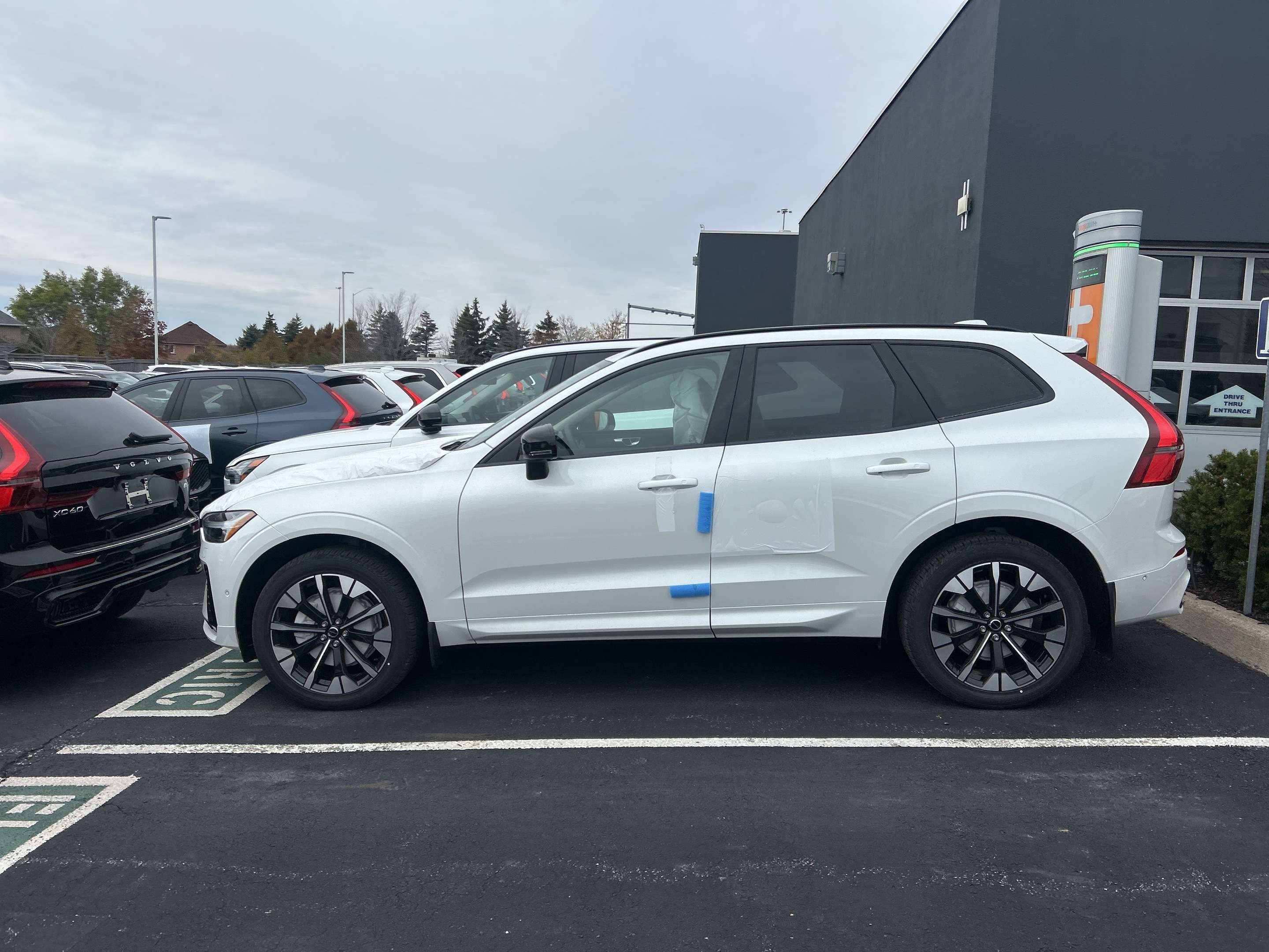 2026 Volvo XC60 B5 Plus Dark Theme alt 2