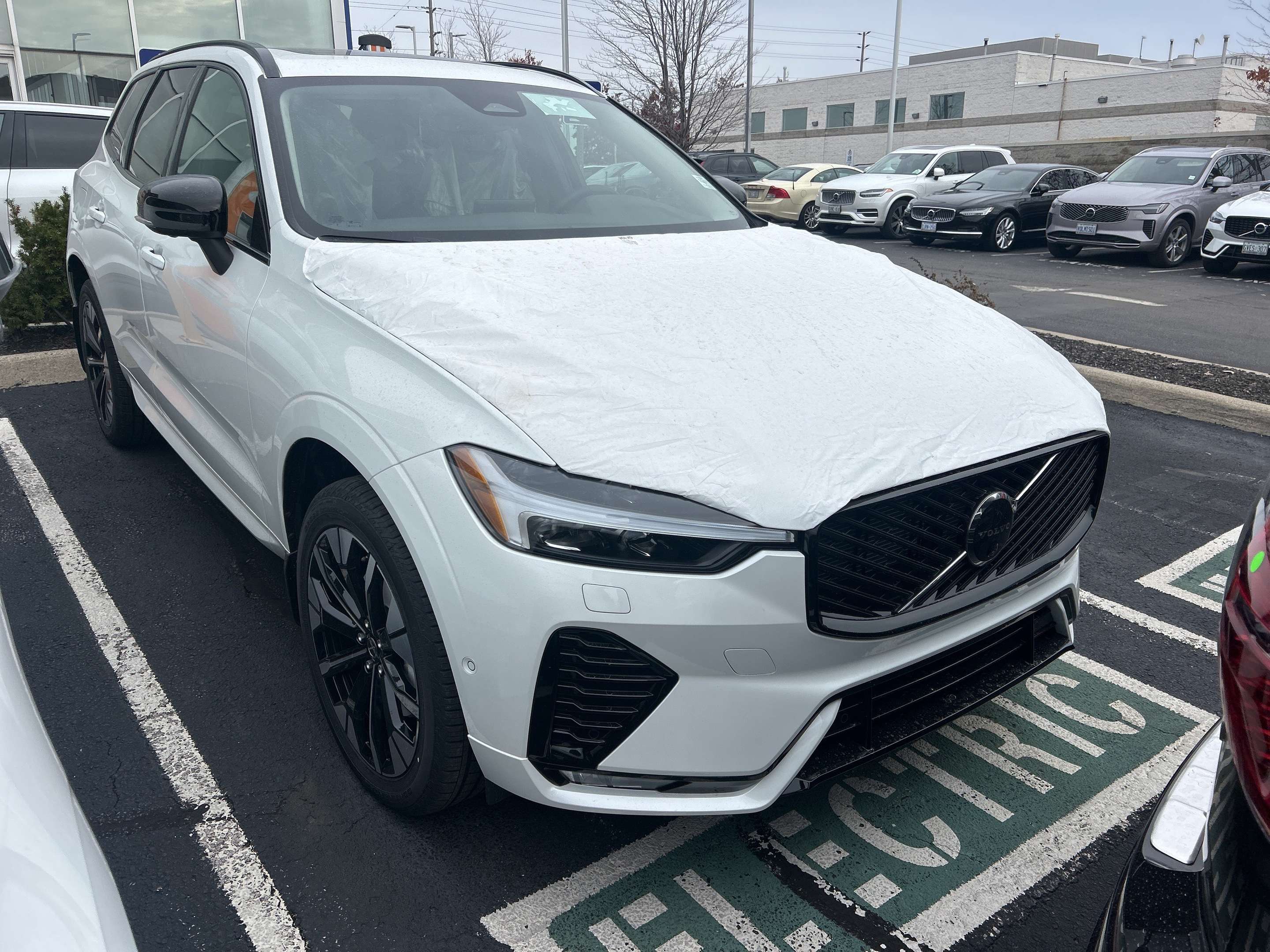 2026 Volvo XC60 B5 Plus Dark Theme alt 5