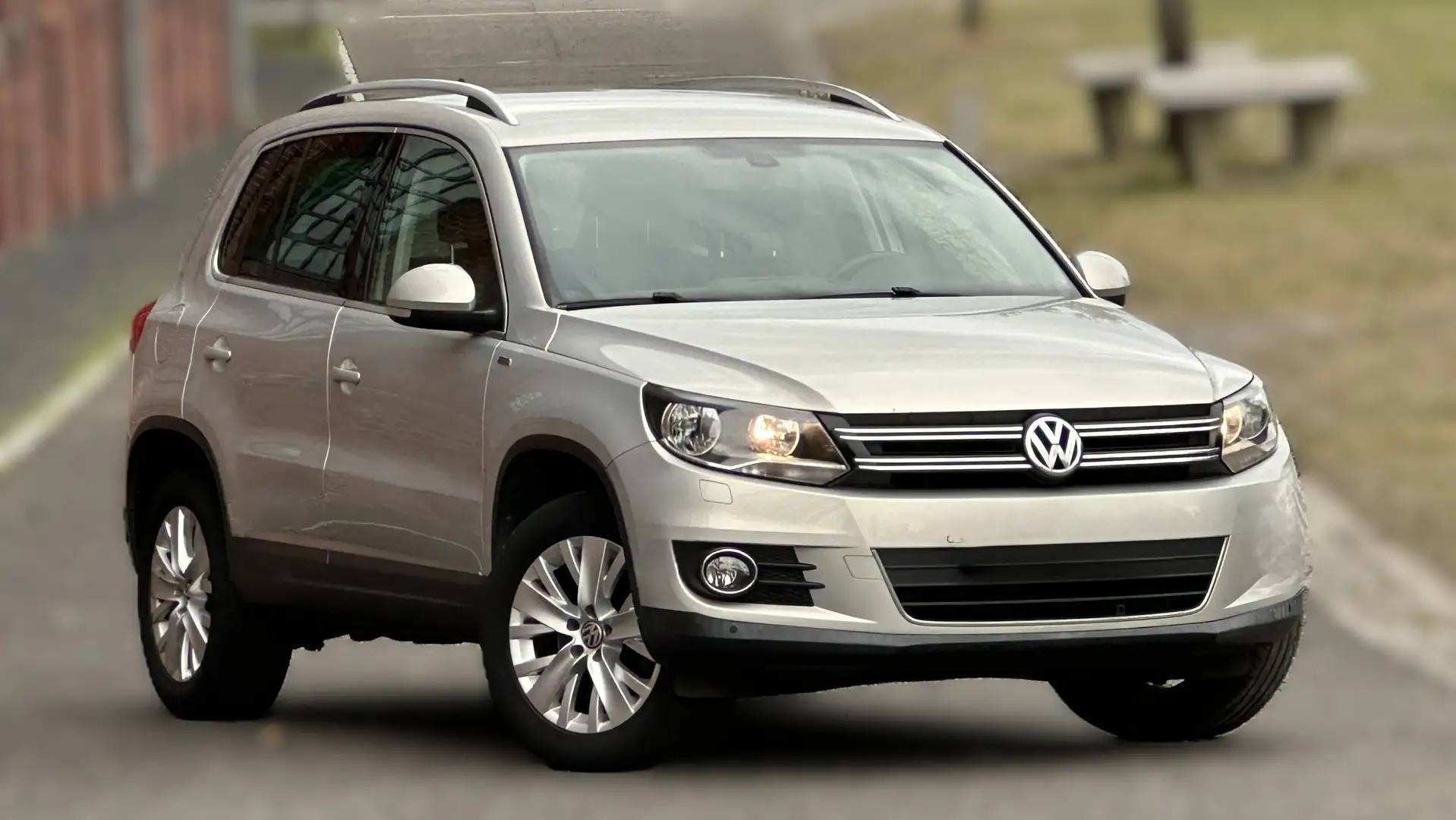 Volkswagen Tiguan Sport & Style BMT Navi SHZ PDC Klimaautomatik Silber - 1