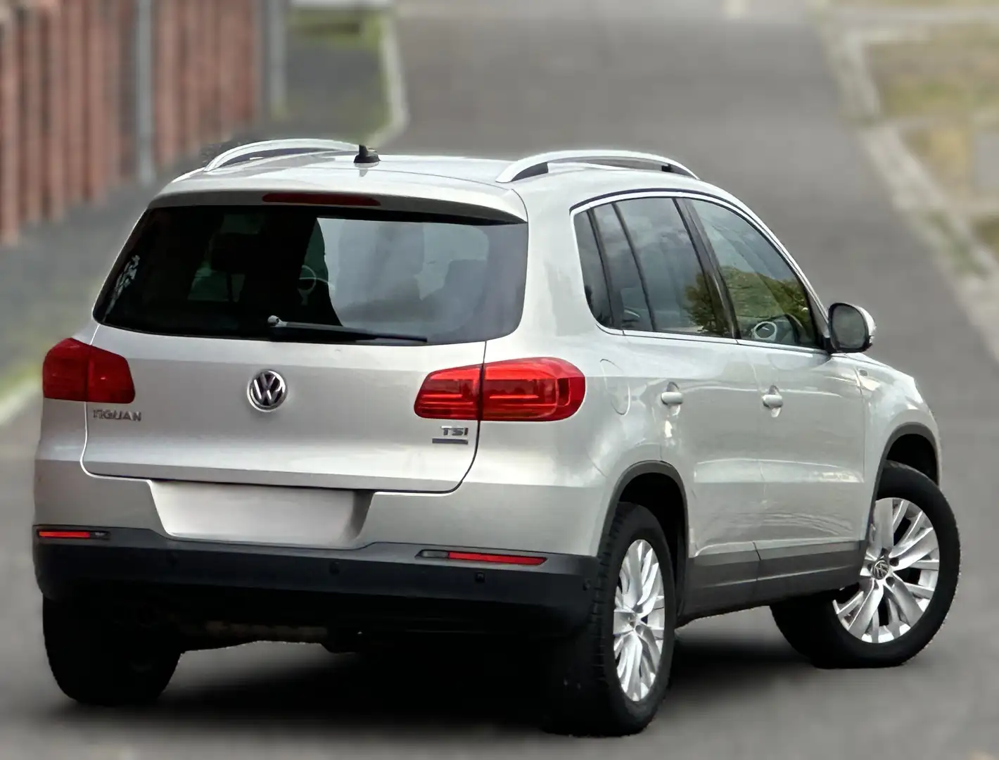 Volkswagen Tiguan Sport & Style BMT Navi SHZ PDC Klimaautomatik Silber - 2