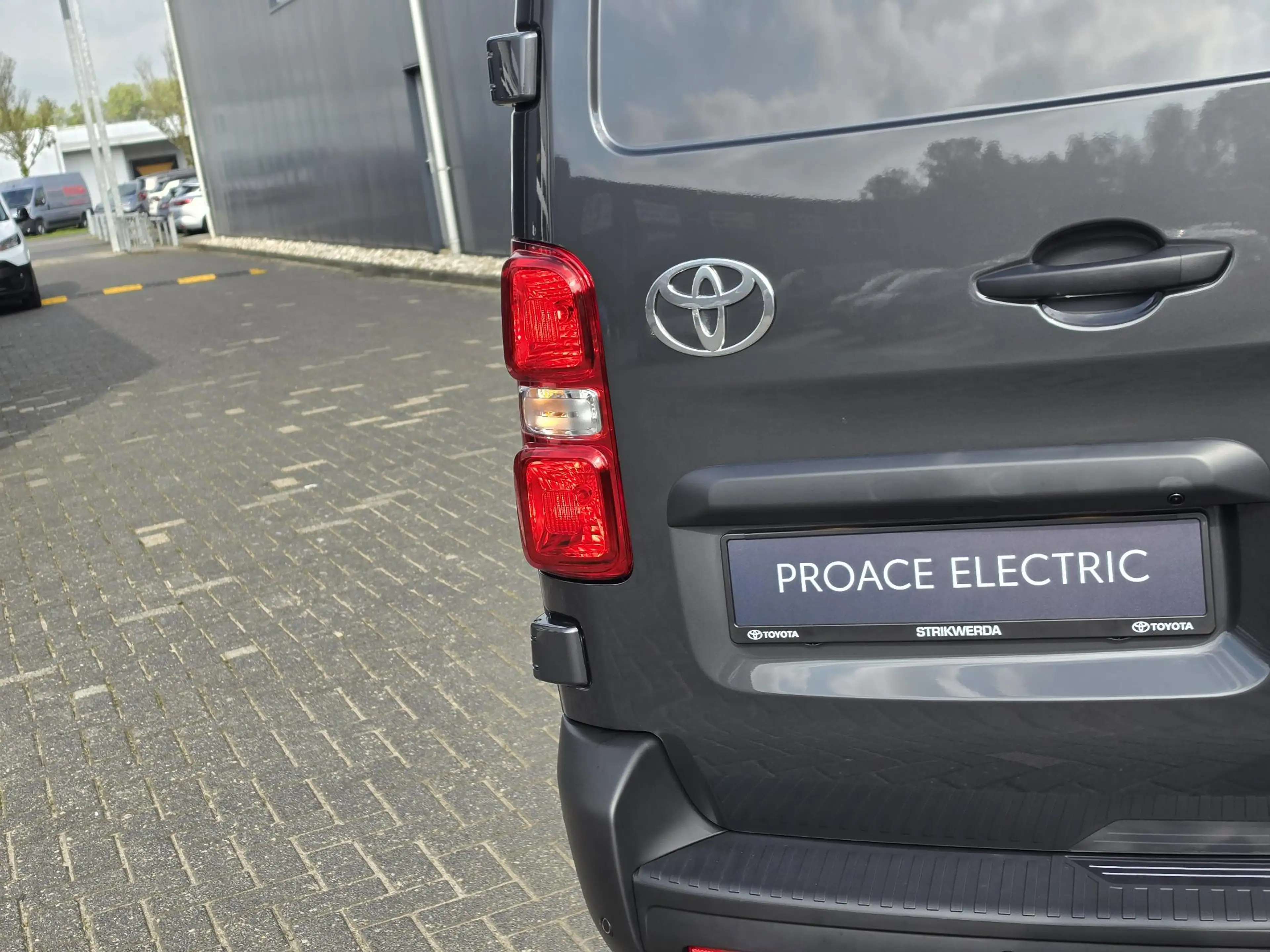 Toyota Proace Long Worker Electric 10th Anniversary 75 kWh L2 | — photo 11