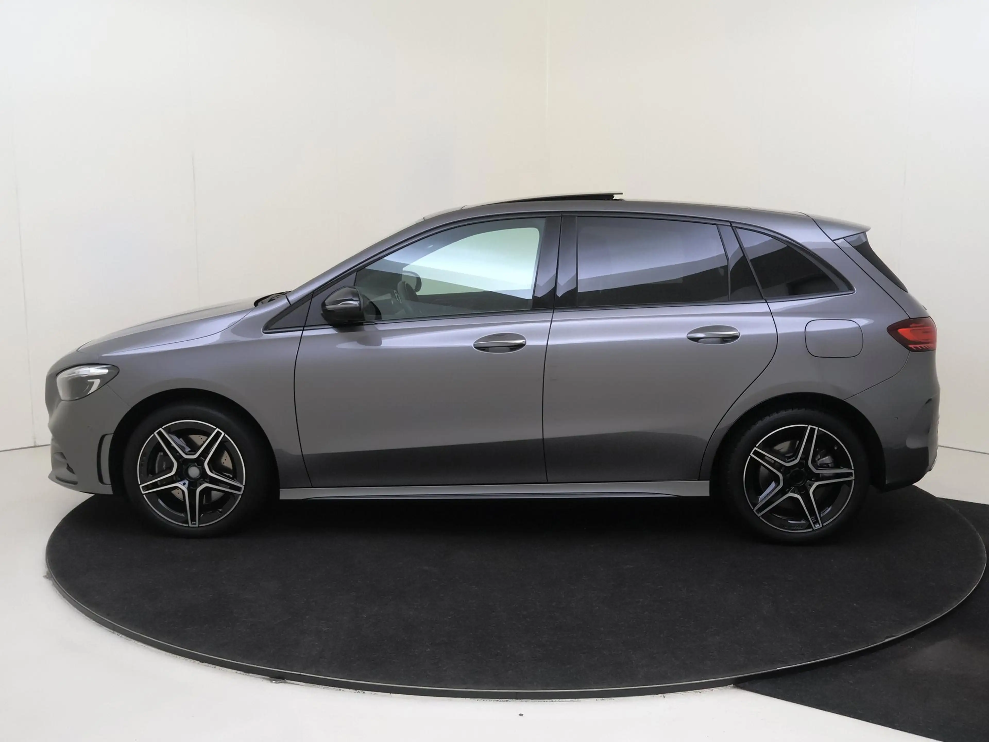 Mercedes-Benz B 250 e Star Edition AMG Line /Panoramadak /Nightpakket — photo 9