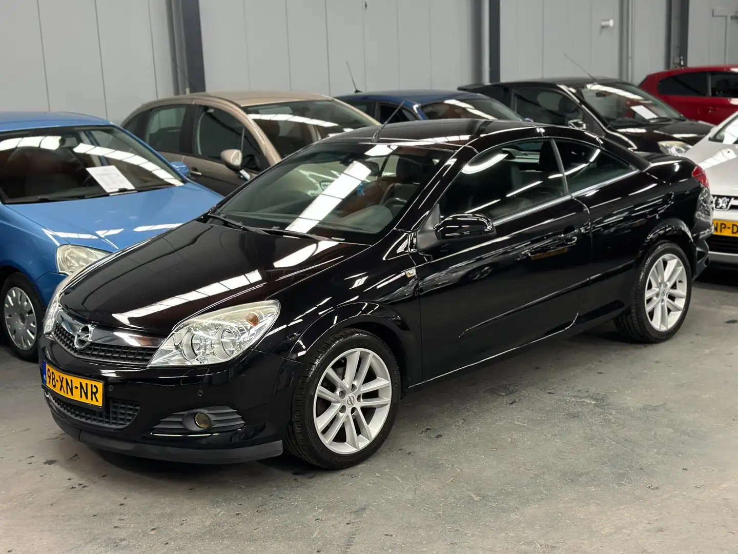 Opel Astra TwinTop 1.8 Temptation 3de Eigenaar Nieuwe APK NAP Noir - 2