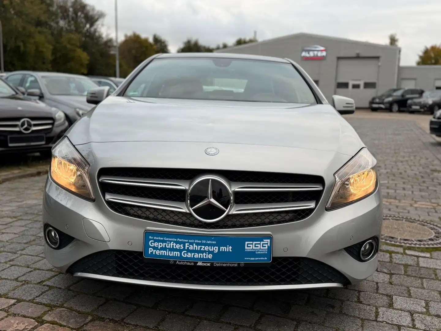 Mercedes-Benz A 180 A -Klasse A 180 BlueEfficiency Automatik Silber - 2