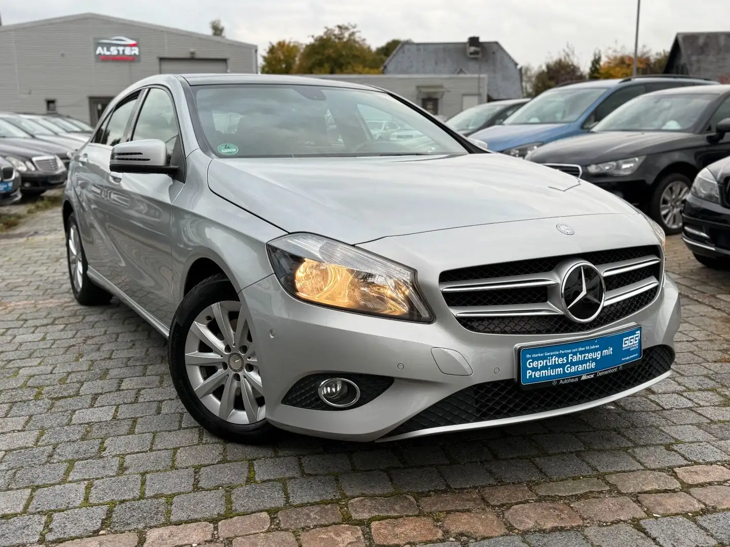 Mercedes-Benz A 180 A -Klasse A 180 BlueEfficiency Automatik Silber - 1