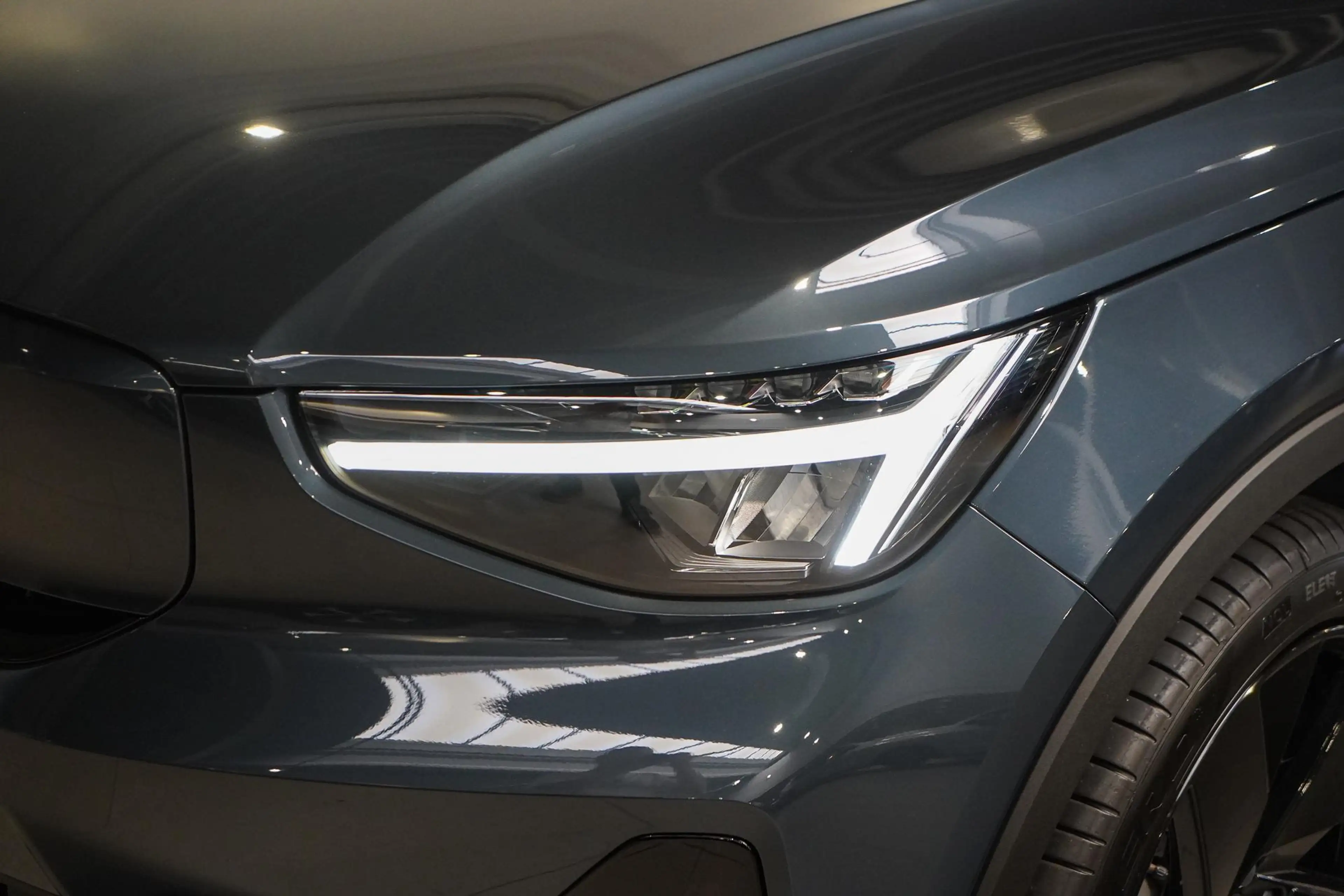Volvo EX40 Single Motor Extended Range Plus Black Ed. 82 kWh — photo 4