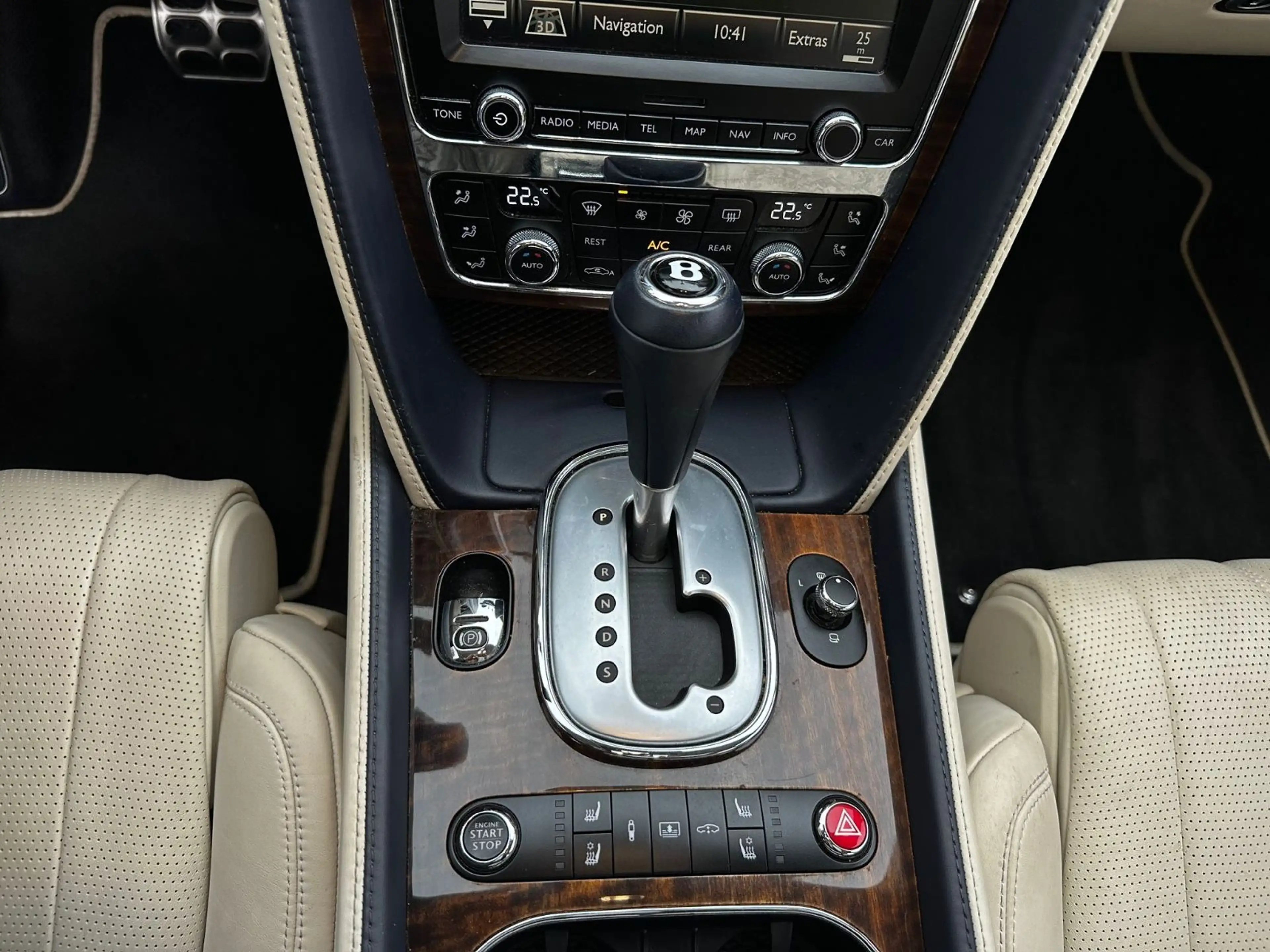 Bentley Flying Spur W12 — photo 11