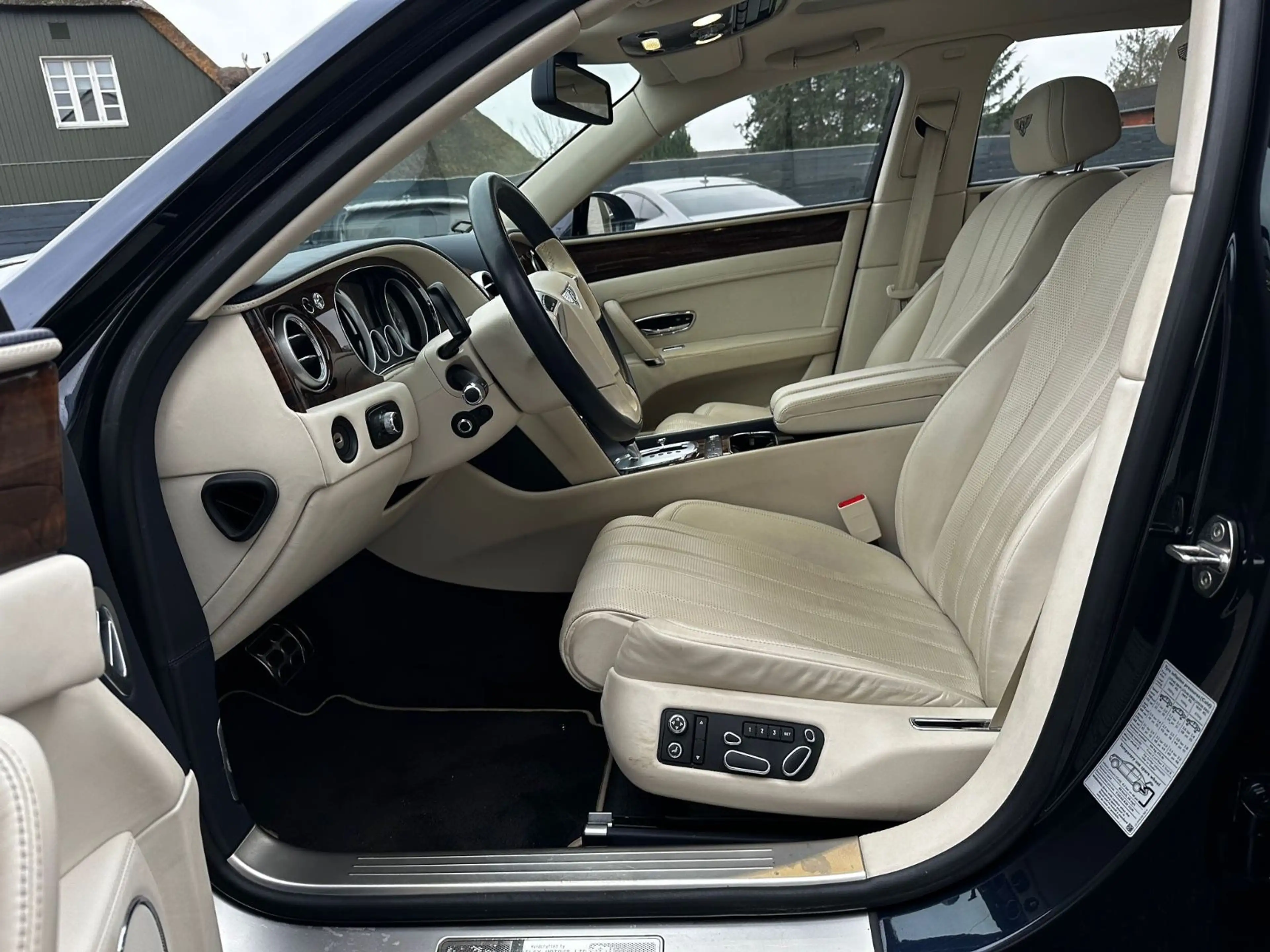 Bentley Flying Spur W12 — photo 8