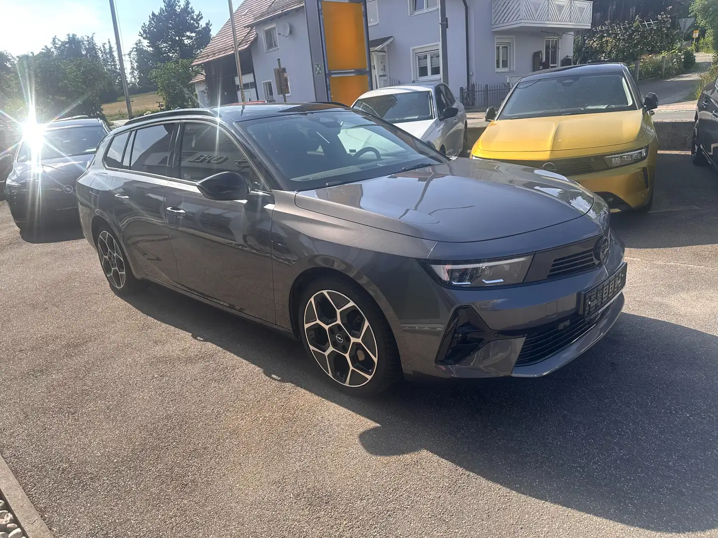 Opel Astra Ultimate Paket VollLedersitze ACCTempomat Glasdach Grau - 1
