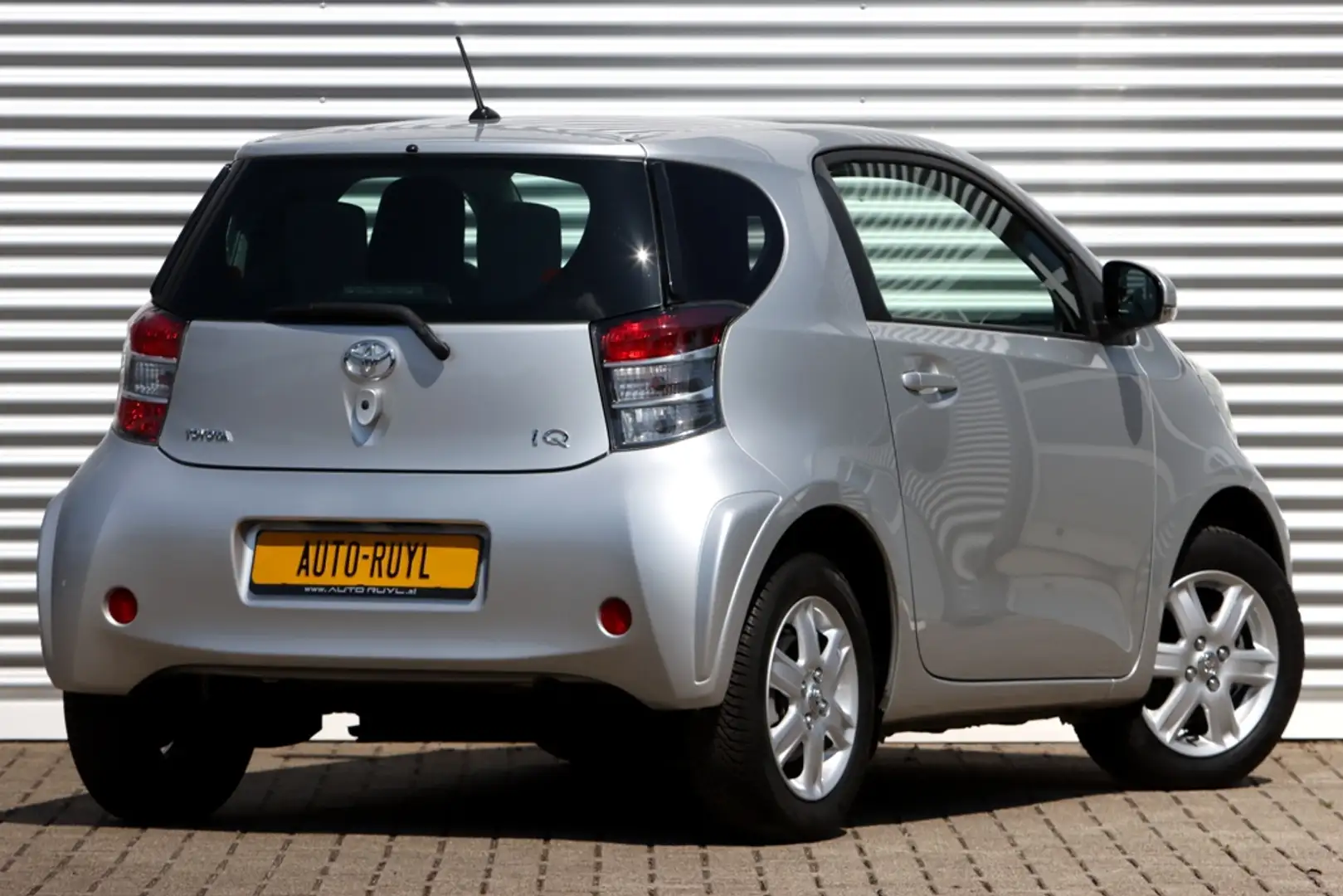 Toyota iQ 1.0 VVTi Comfort Airco Silber - 2
