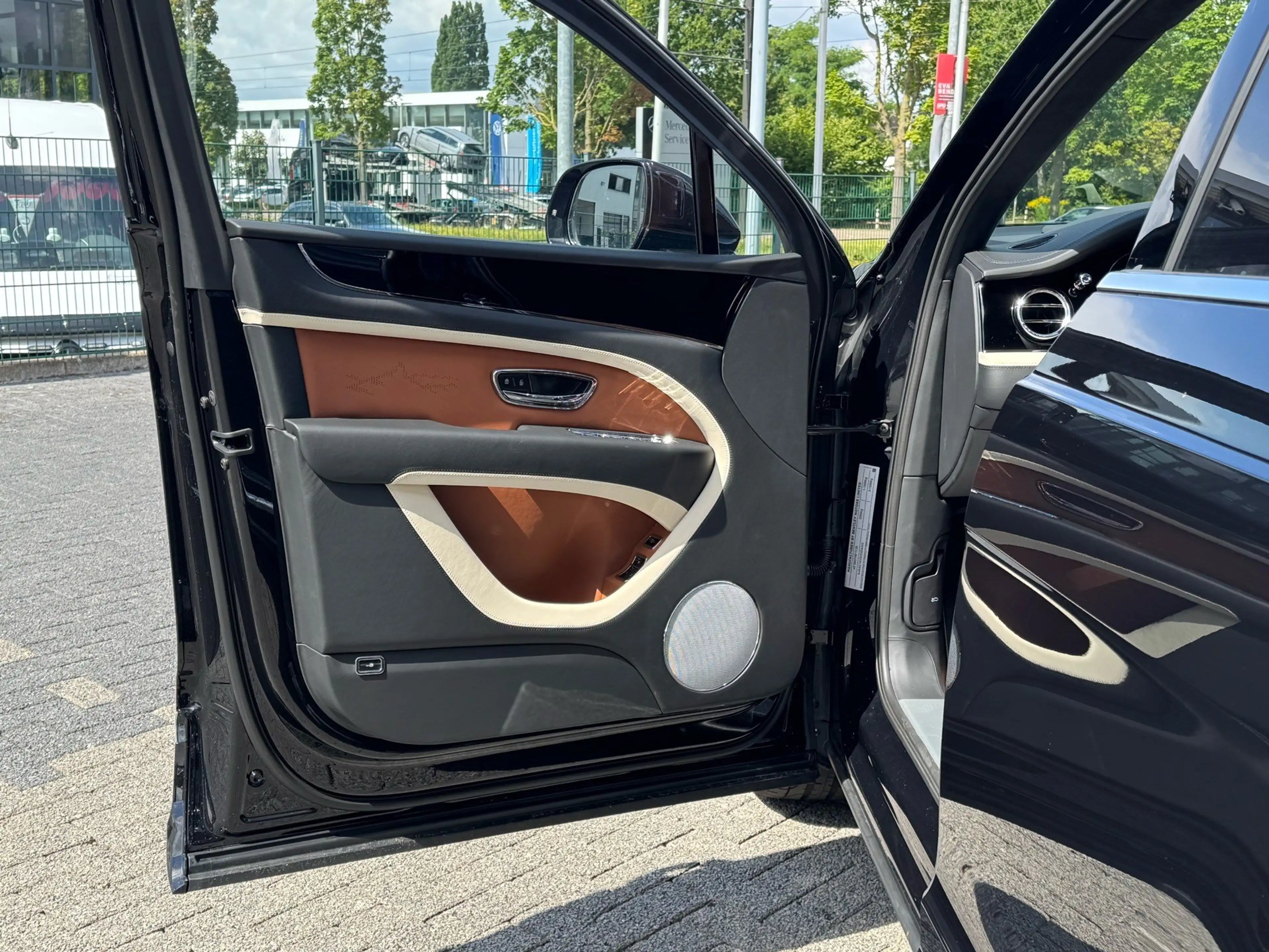 Bentley Bentayga Hybrid Artenara *Special Edition* — photo 9