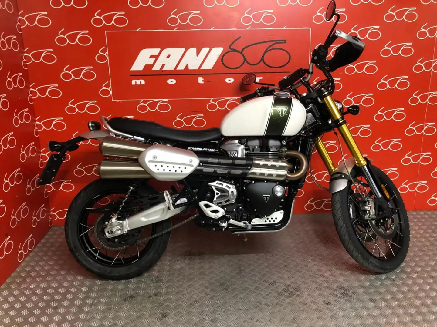 Triumph Scrambler 1200 XE Bianco - 1