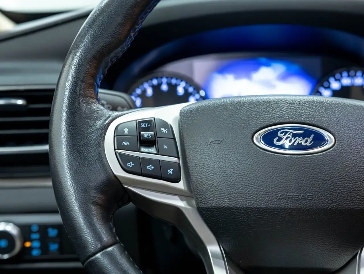 Ford Explorer photo Ford Explorer