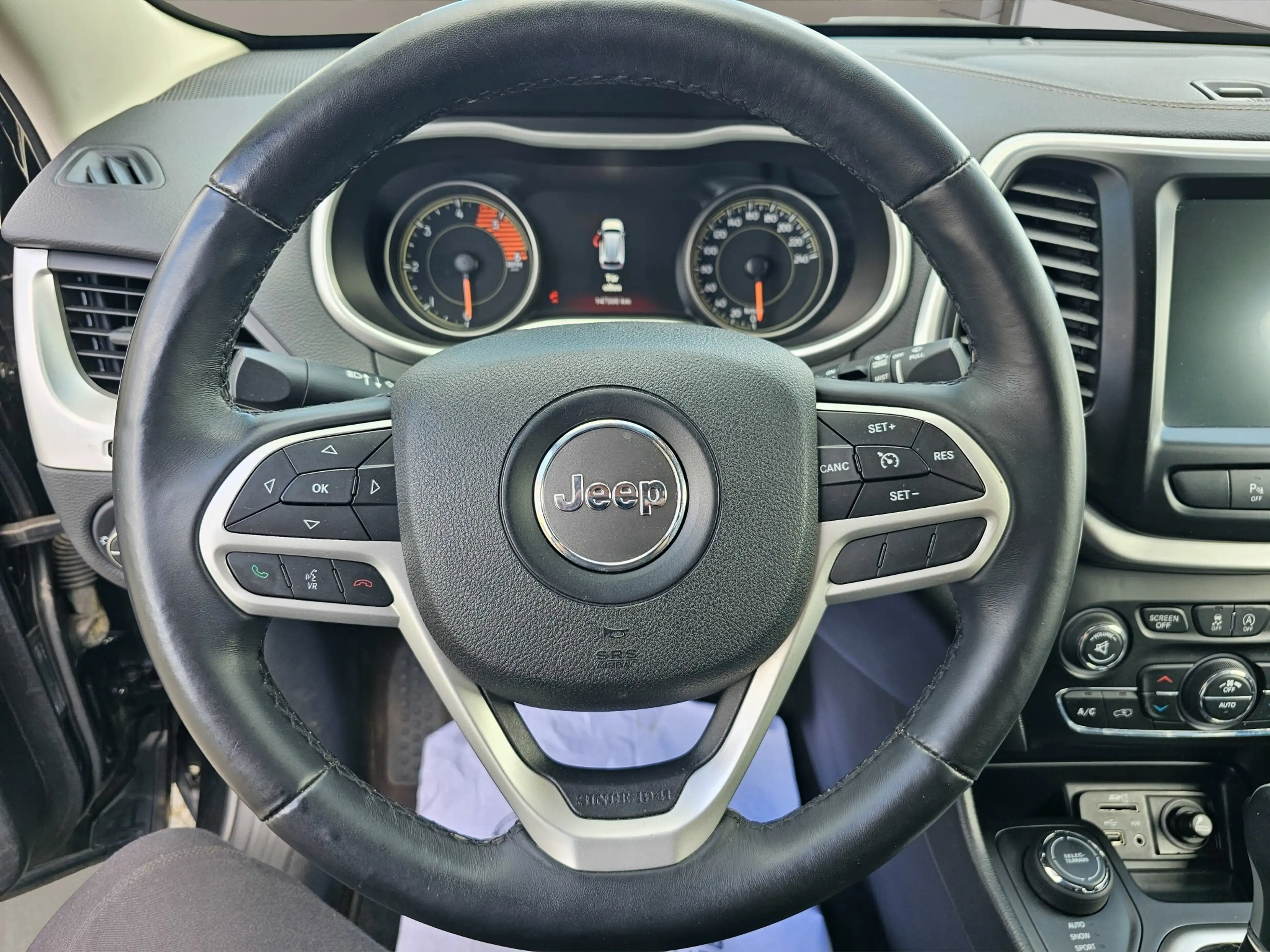 Jeep Cherokee Limited 4WD — photo 10