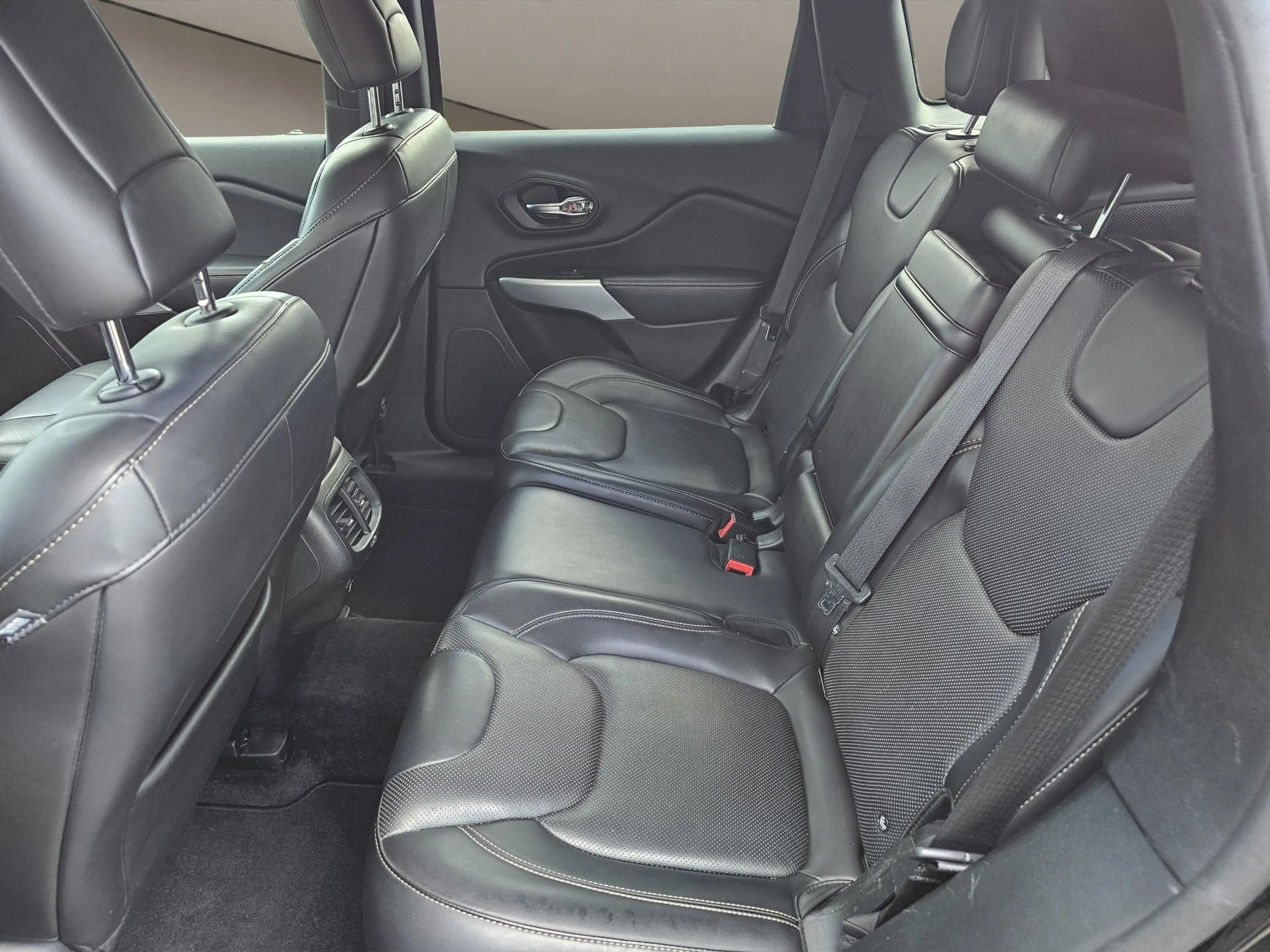 Jeep Cherokee Limited 4WD — photo 12