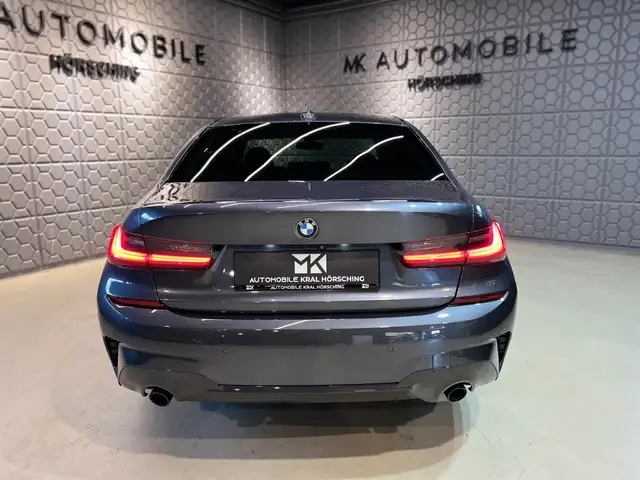 BMW 3 Series view 9