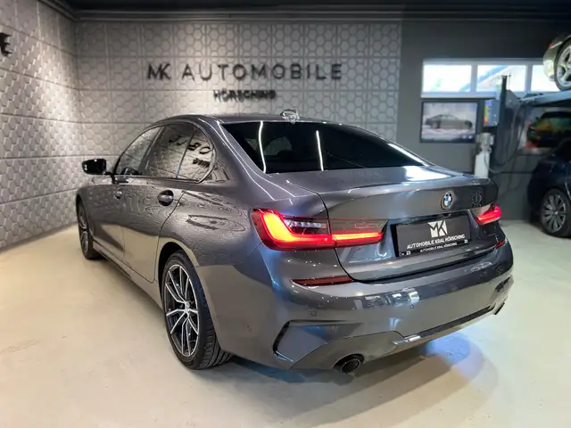 BMW 3 Series view 10
