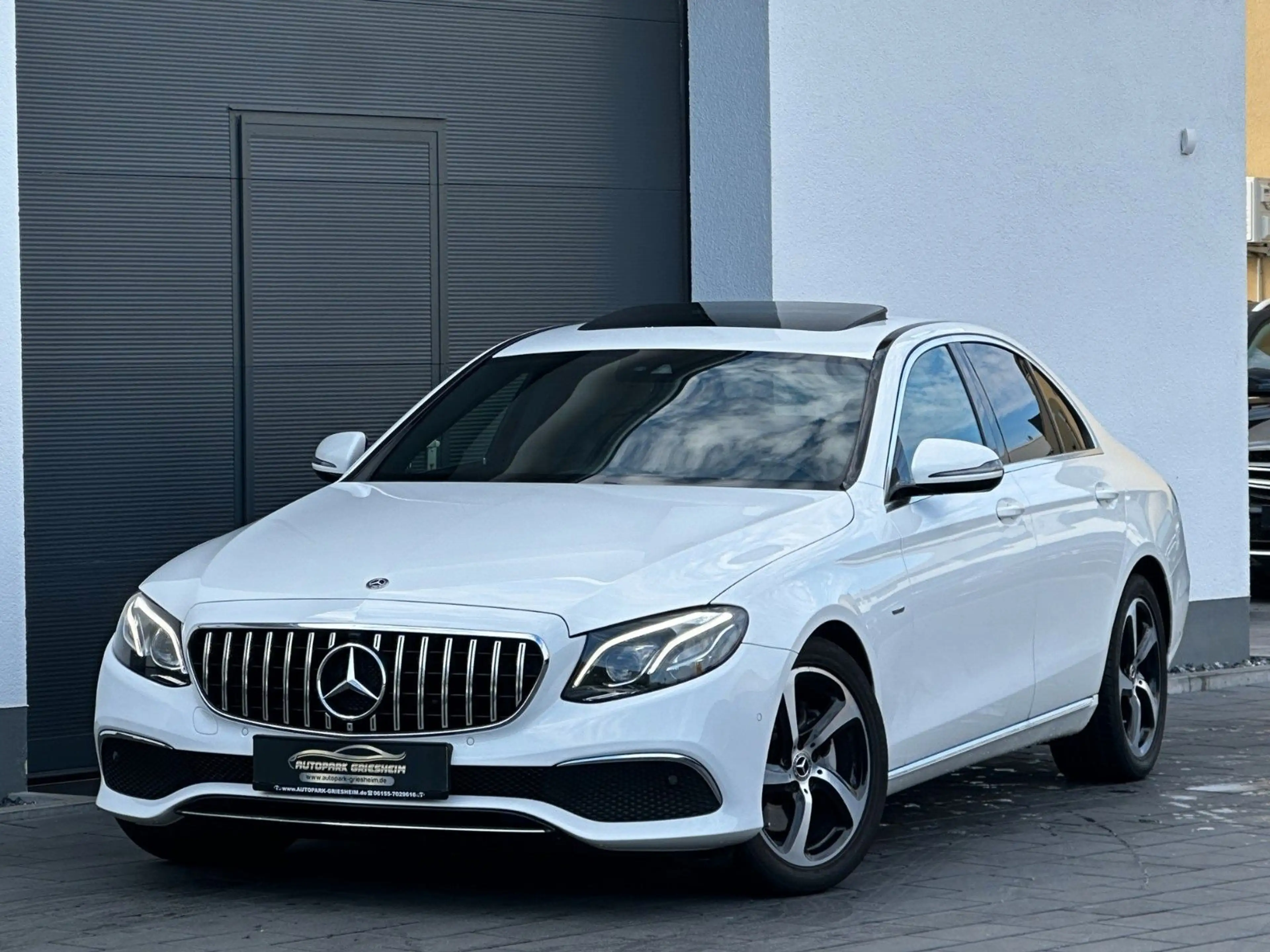 Mercedes-Benz E 220 d Lim.*SPORT-PAKET*S-DACH*COMAND*KAMERA*