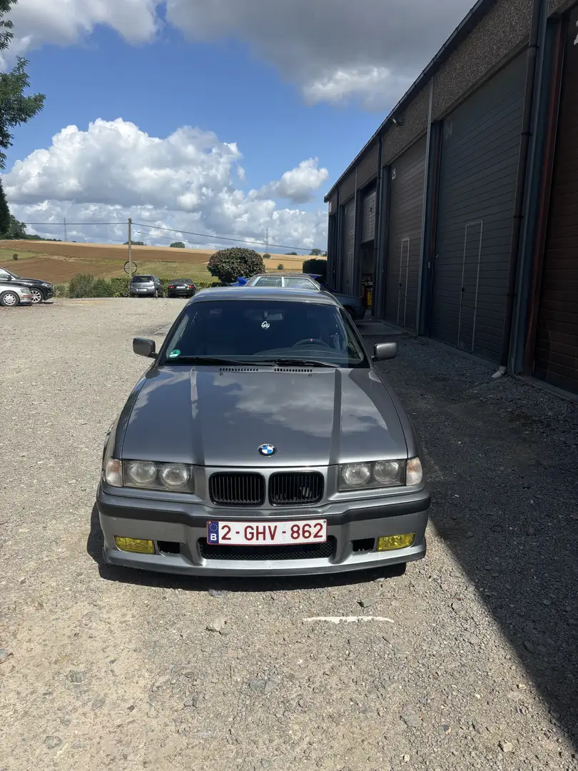 BMW 320 320i - 1