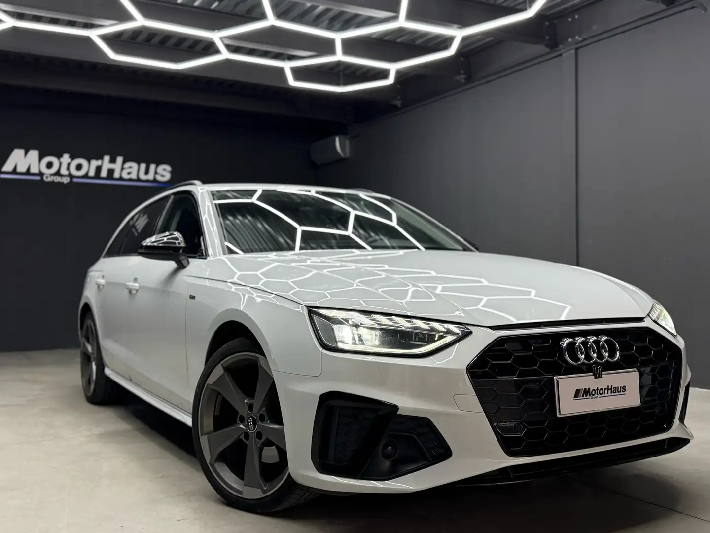 Audi A4 Avant 35 2.0 tfsi electric/benzina Bianco - 1