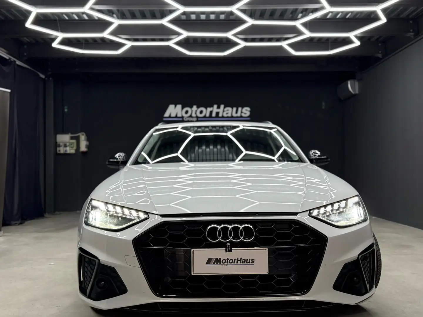 Audi A4 Avant 35 2.0 tfsi electric/benzina Bianco - 2