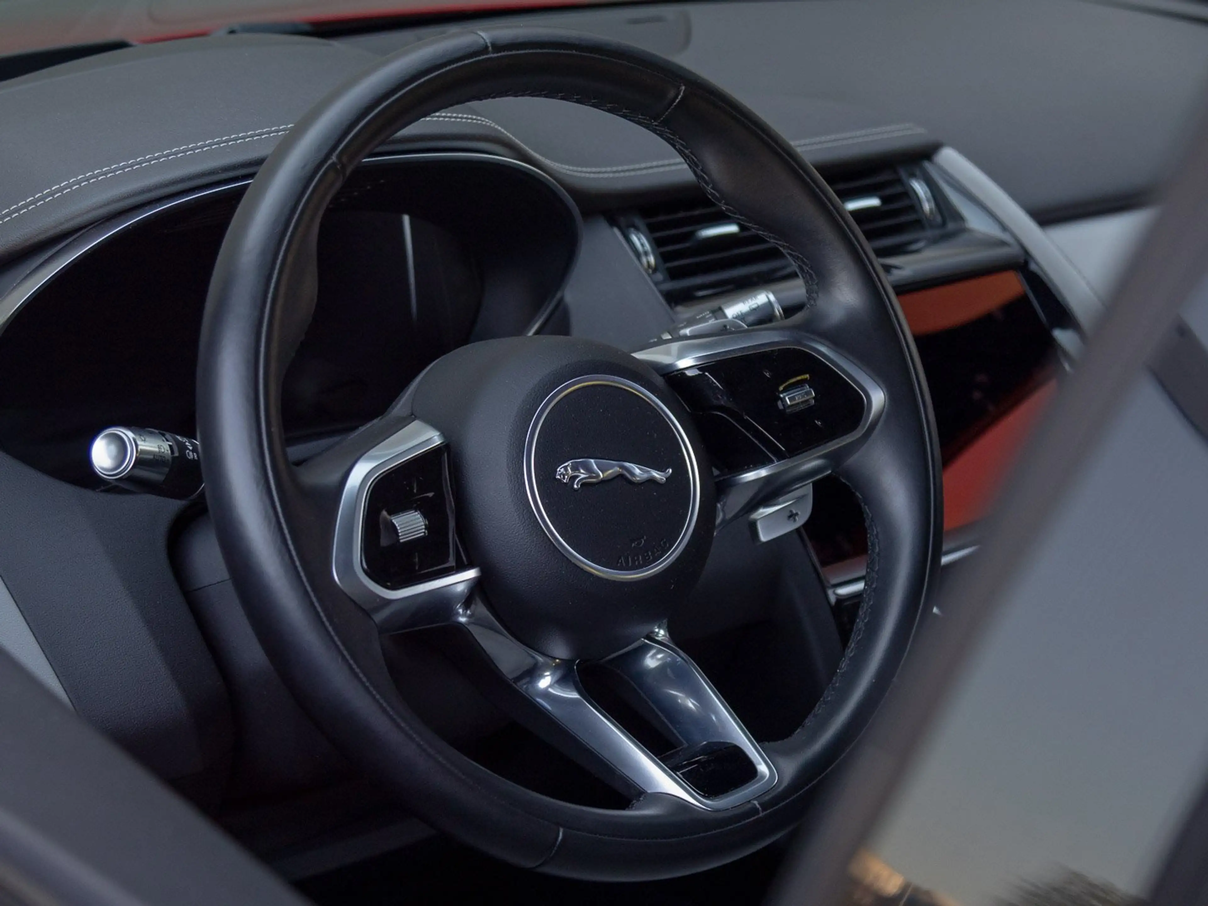 Jaguar E-Pace LED/navigatie/360° camera/P300 — photo 13