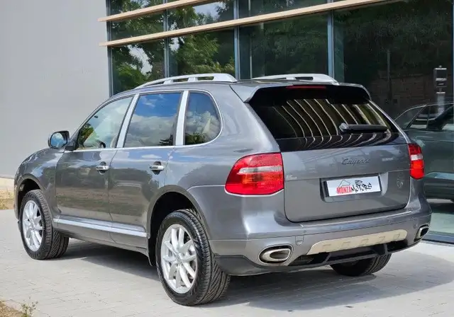 Porsche Cayenne view 8