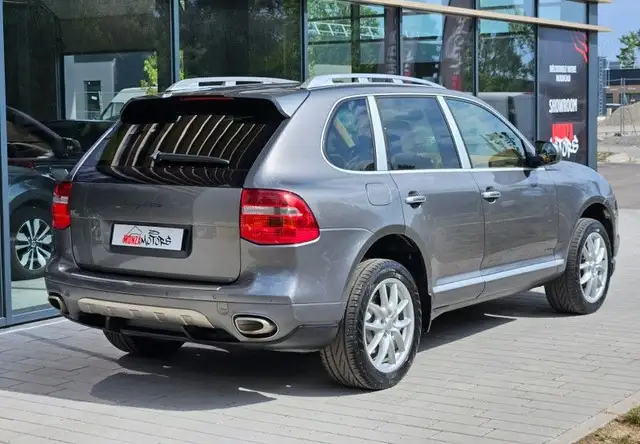 Porsche Cayenne view 5